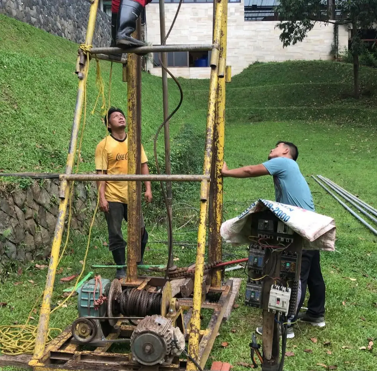 Tim teknisi mengoperasikan rig pengeboran sumur bor di lapangan