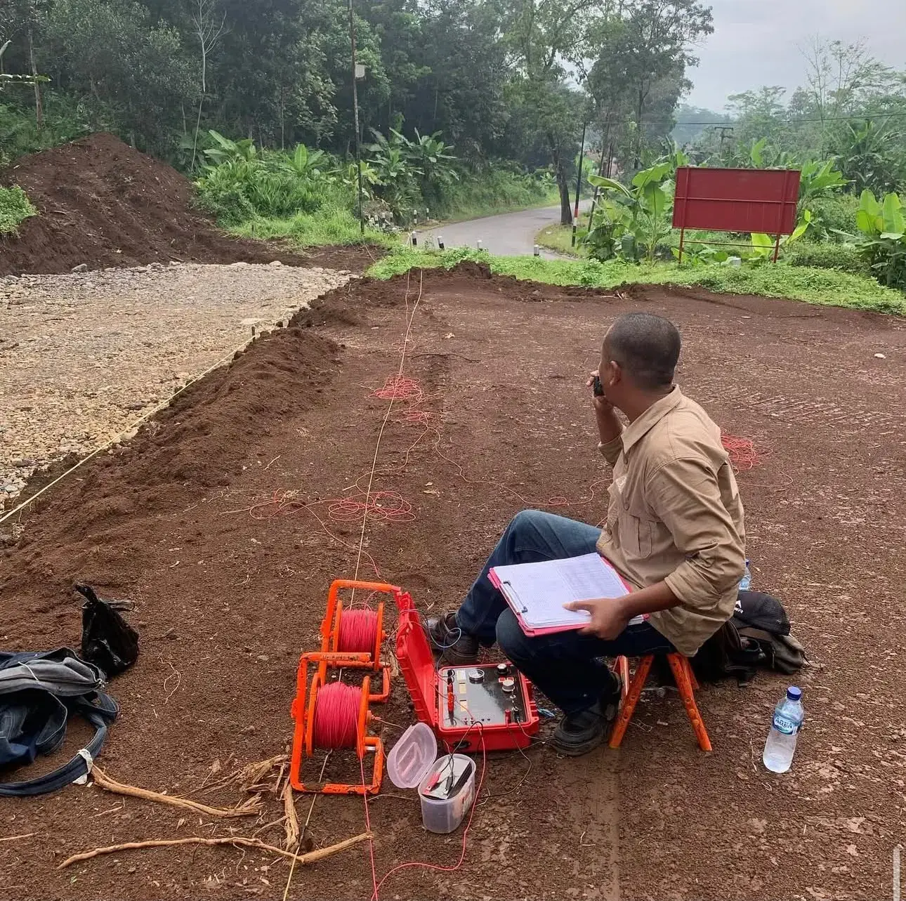 Alat survey geolistrik dipasang di lapangan untuk mengukur resistivitas tanah