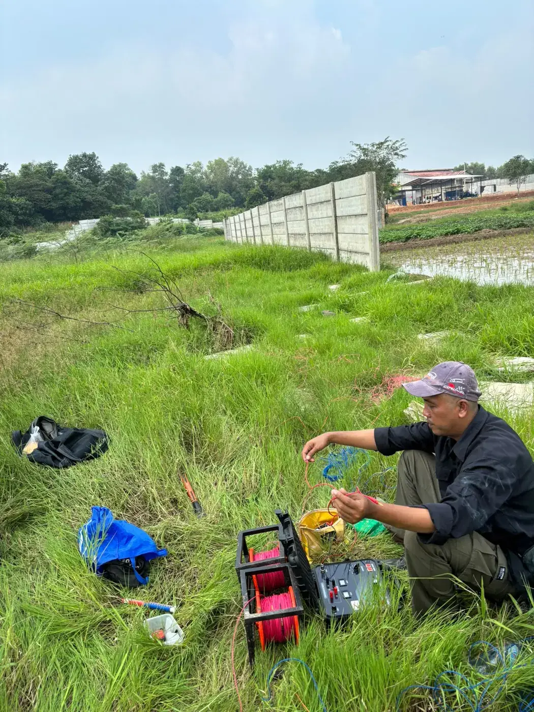 Teknisi membaca data resistivitas dari alat geolistrik di titik calon pengeboran